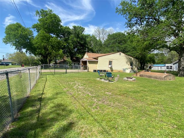 1115 S 6th Street, Bonham, TX 75418
