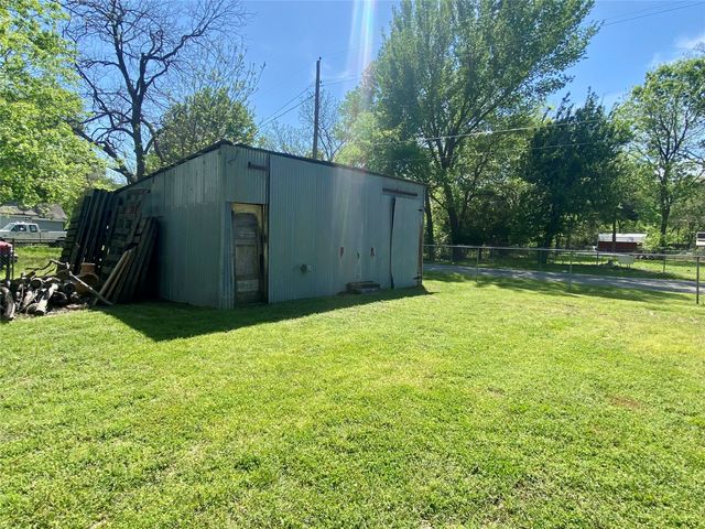 1115 S 6th Street, Bonham, TX 75418
