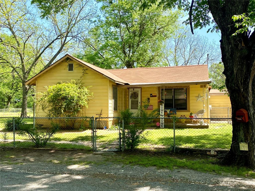 1115 S 6th Street, Bonham, TX 75418