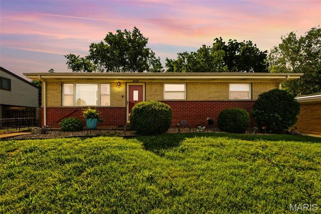 6908 Howdershell Road, Hazelwood, MO 63042