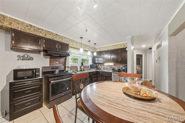 6908 Howdershell Road, Hazelwood, MO 63042