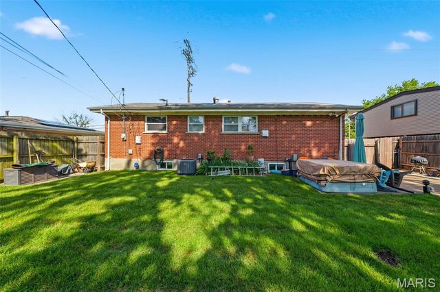 6908 Howdershell Road, Hazelwood, MO 63042