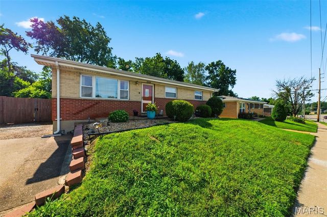 6908 Howdershell Road, Hazelwood, MO 63042
