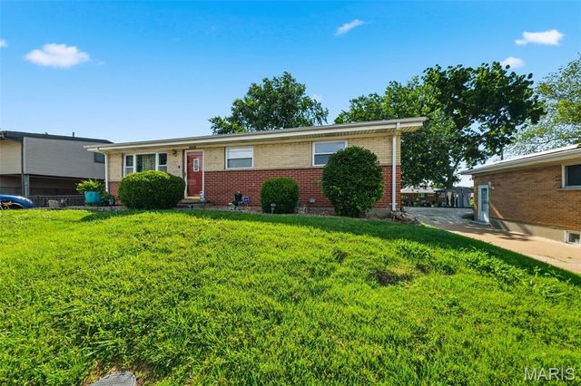 6908 Howdershell Road, Hazelwood, MO 63042