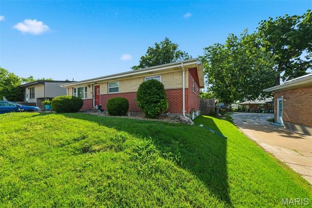 6908 Howdershell Road, Hazelwood, MO 63042
