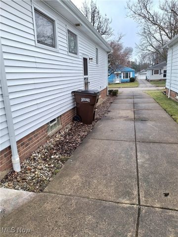 2903 Center Drive, Parma, OH 44134