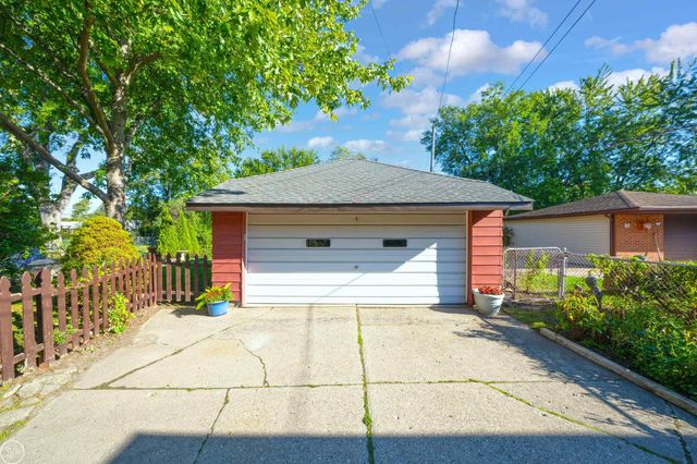 22905 Violet Street, Saint Clair Shores, MI 48082