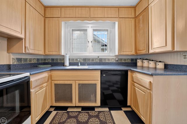 22905 Violet Street, Saint Clair Shores, MI 48082