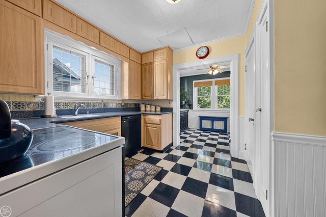 22905 Violet Street, Saint Clair Shores, MI 48082