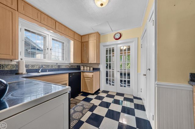 22905 Violet Street, Saint Clair Shores, MI 48082