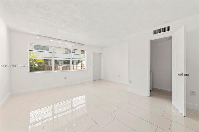 1560 NE 151st St 103, North Miami Beach, FL 33162