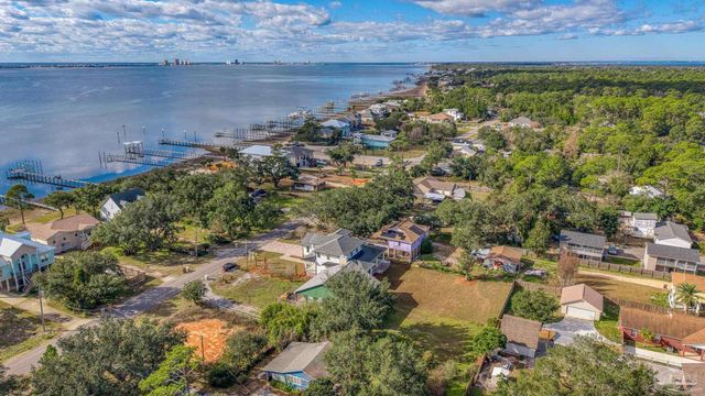 3202 Bay St, Gulf Breeze, FL 32563