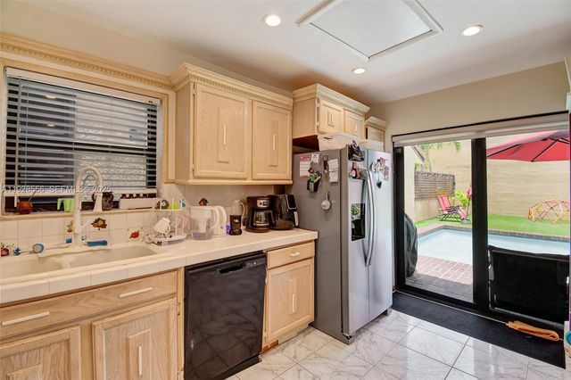 1057 NE 202nd Ln, Miami, FL 33179