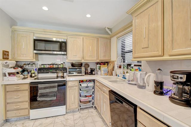 1057 NE 202nd Ln, Miami, FL 33179