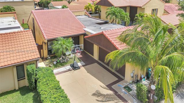 1057 NE 202nd Ln, Miami, FL 33179