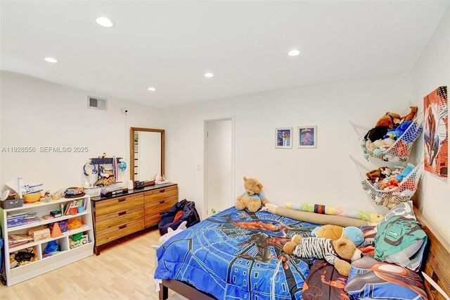 1057 NE 202nd Ln, Miami, FL 33179