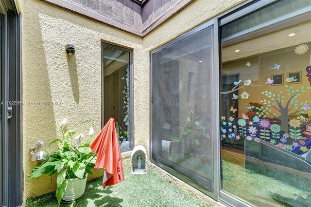 1057 NE 202nd Ln, Miami, FL 33179