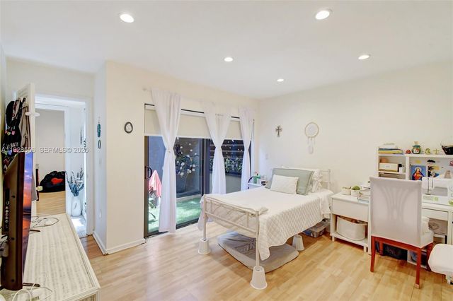 1057 NE 202nd Ln, Miami, FL 33179