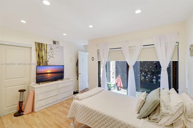 1057 NE 202nd Ln, Miami, FL 33179