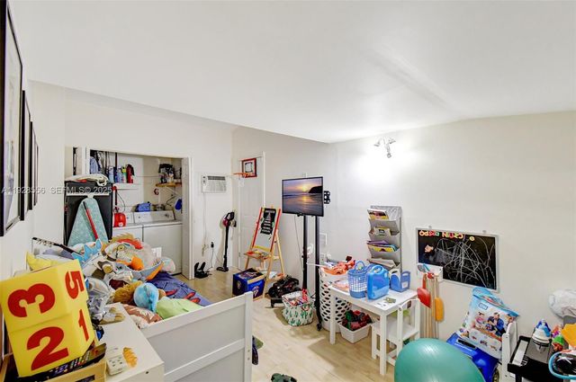 1057 NE 202nd Ln, Miami, FL 33179