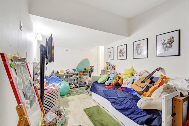 1057 NE 202nd Ln, Miami, FL 33179