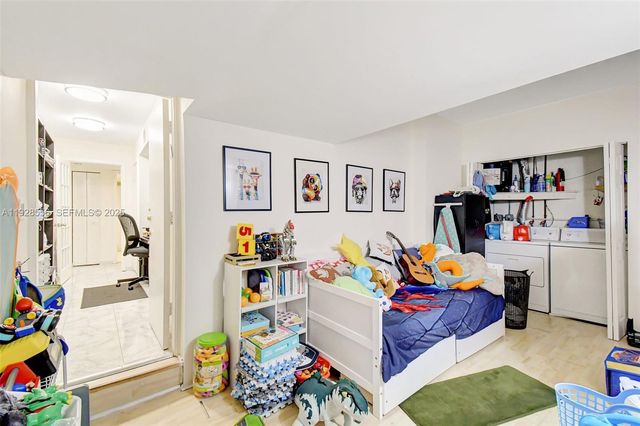 1057 NE 202nd Ln, Miami, FL 33179