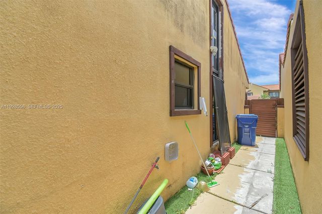 1057 NE 202nd Ln, Miami, FL 33179