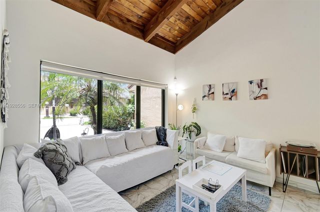 1057 NE 202nd Ln, Miami, FL 33179