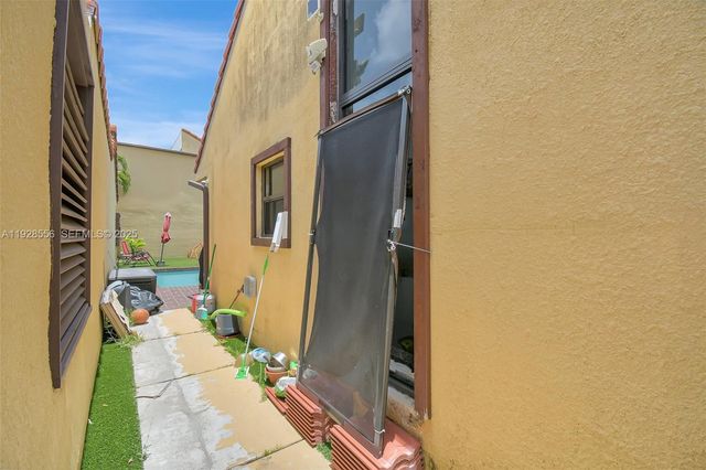 1057 NE 202nd Ln, Miami, FL 33179