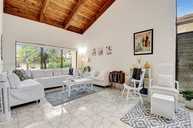 1057 NE 202nd Ln, Miami, FL 33179