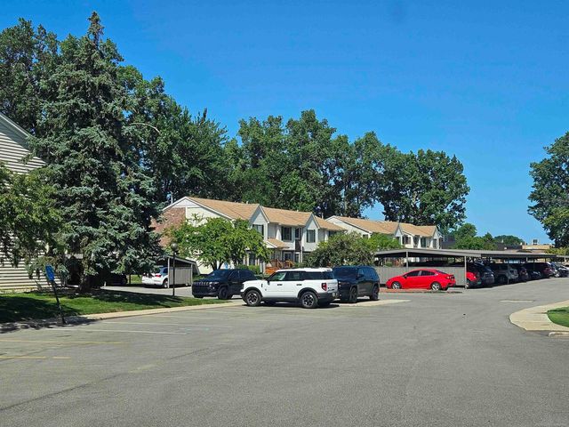 17459 Utica Oaks Lane, Roseville, MI 48066