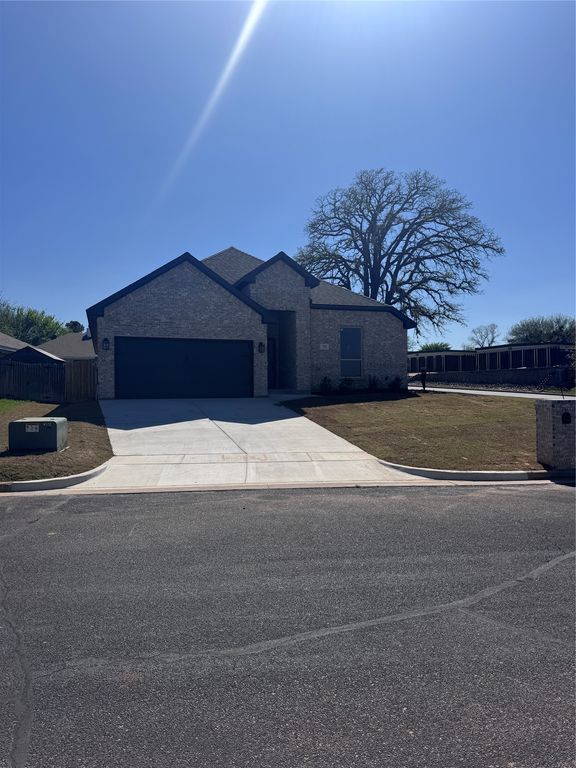 215 Sweetwater Drive, Weatherford, TX 76086