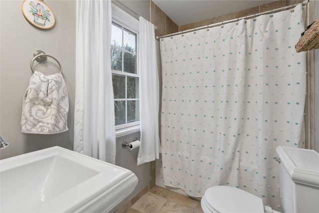 3900 Clinton Avenue, Des Moines, IA 50310