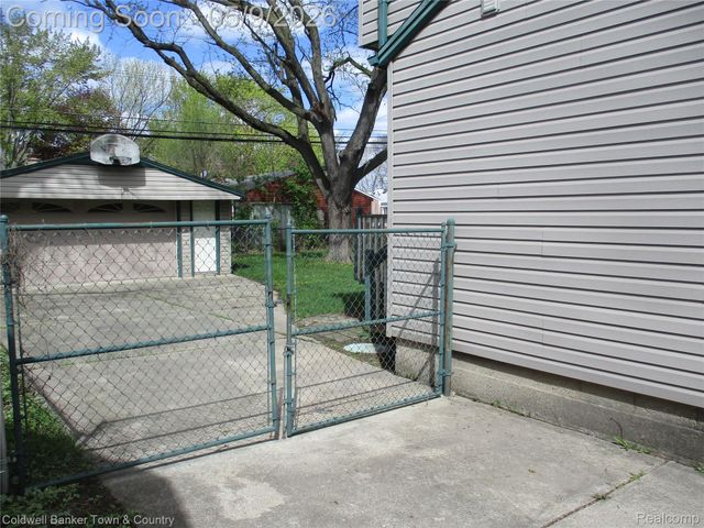 5656 Monroe Street, Dearborn Heights, MI 48125