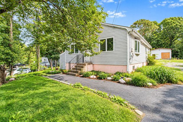 95 W Bartlett Road, Middle Island, NY 11953