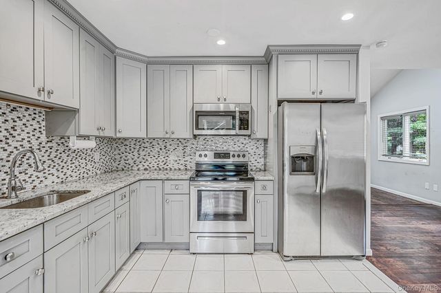 95 W Bartlett Road, Middle Island, NY 11953