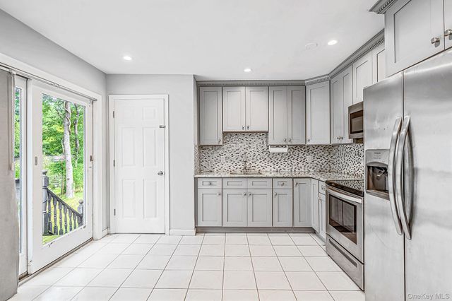 95 W Bartlett Road, Middle Island, NY 11953