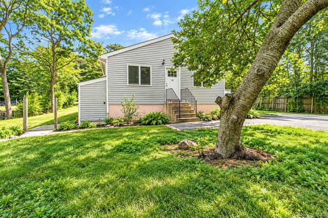 95 W Bartlett Road, Middle Island, NY 11953