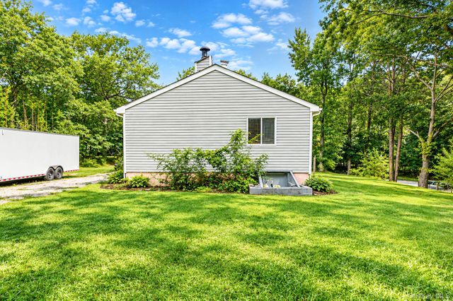 95 W Bartlett Road, Middle Island, NY 11953