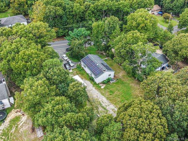 95 W Bartlett Road, Middle Island, NY 11953