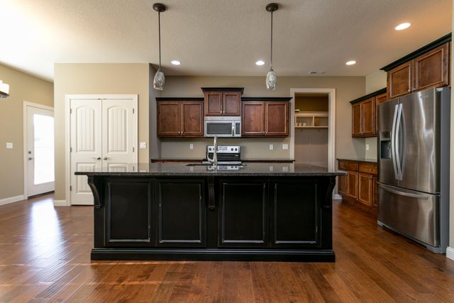 2000 BATES CREEK DR, Columbia, MO 65201