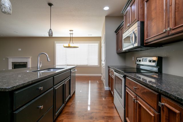 2000 BATES CREEK DR, Columbia, MO 65201