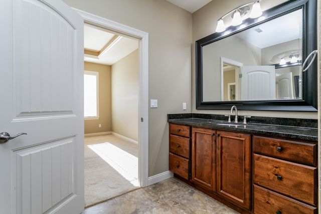 2000 BATES CREEK DR, Columbia, MO 65201