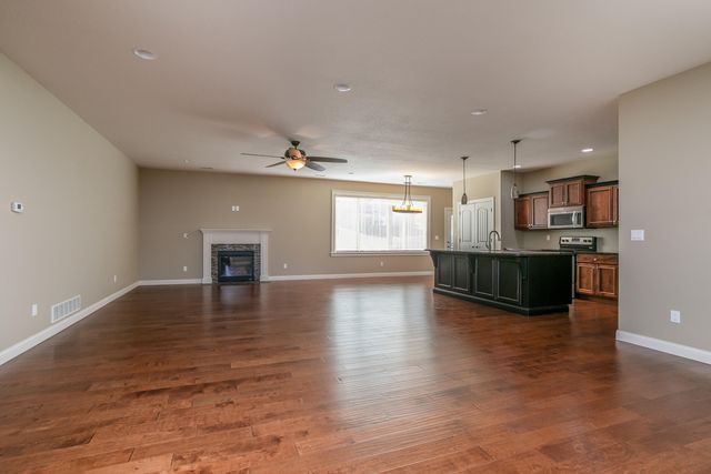 2000 BATES CREEK DR, Columbia, MO 65201