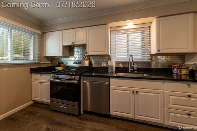 20743 Powers Avenue, Dearborn Heights, MI 48125