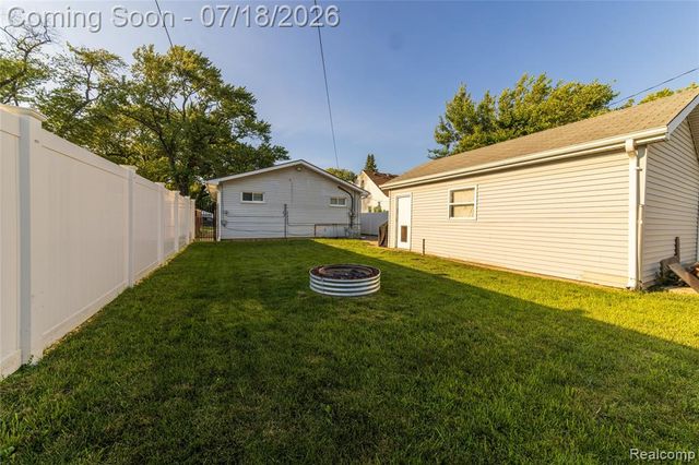 20743 Powers Avenue, Dearborn Heights, MI 48125