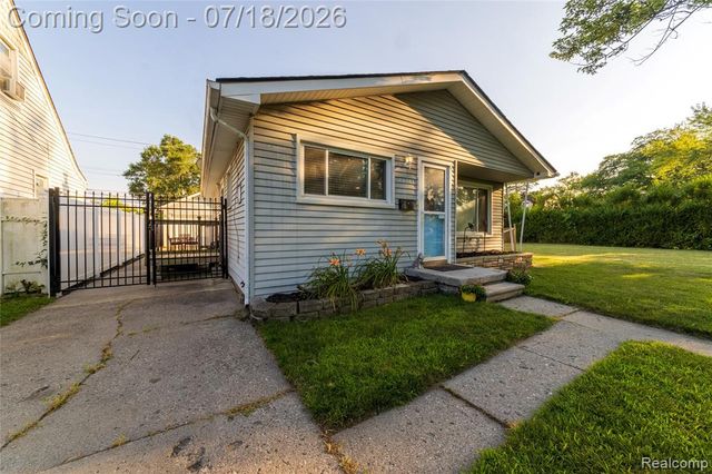 20743 Powers Avenue, Dearborn Heights, MI 48125