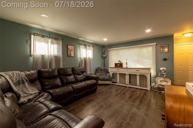 20743 Powers Avenue, Dearborn Heights, MI 48125