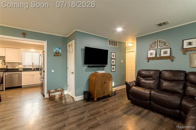 20743 Powers Avenue, Dearborn Heights, MI 48125