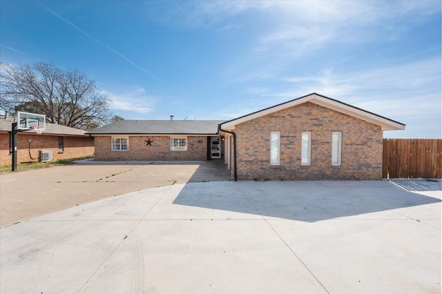 107 Holly Circle, Levelland, TX 79336